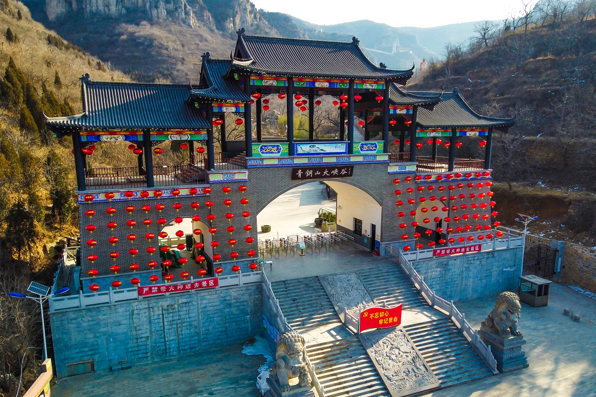 红灯挂溶洞暖财神月老年味浓济南青铜山大峡谷一个值得说走就走的地方