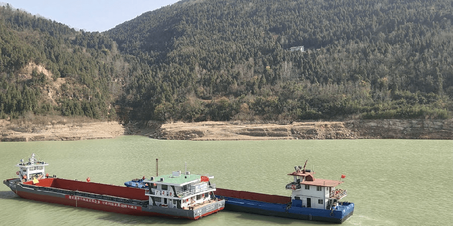 广元港两艘千吨级多用途货船在昭化区成功下水