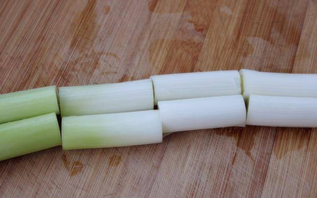 2,接下来将大葱切成小段,每个葱段不要切的太长了,因为选择水培方法去