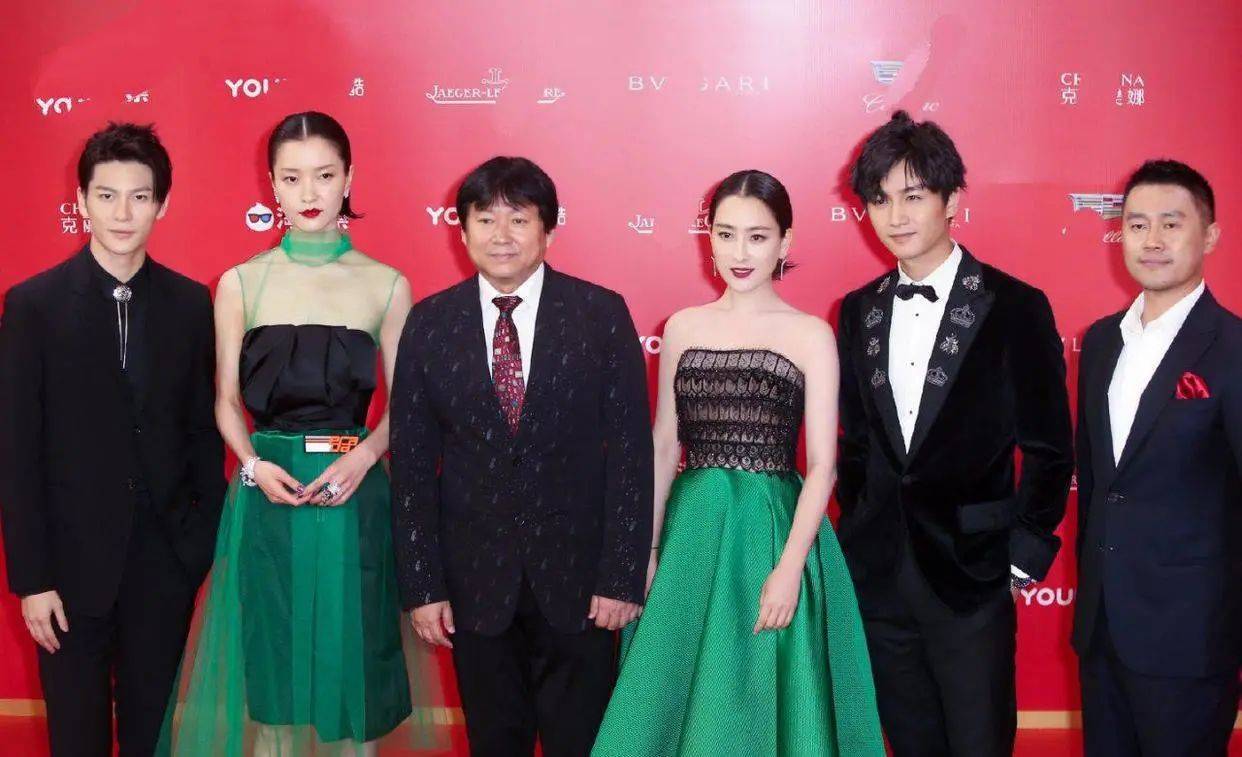 67马苏这次用心了与超模杜鹃同穿黑绿复古裙赢在面料质感上