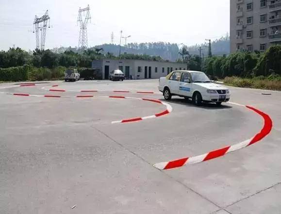 倒车入库一把过的技巧