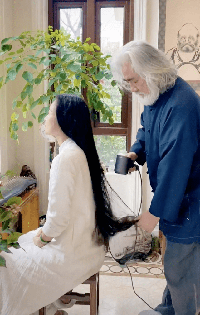 原创张纪中为杜星霖吹头发否认妻子怀三胎评论区霸气回怼键盘侠