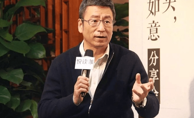 白岩松是如何评老人遭执勤人员绑树谩骂
