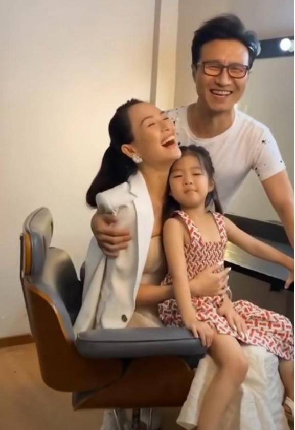 章子怡与浙江卫视导演吴彤聚会合影,汪峰怎么又黏着老婆,是不放心吗