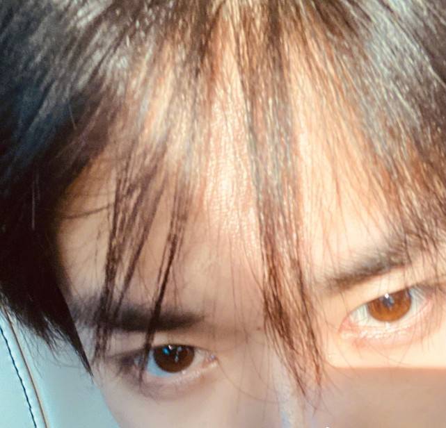 原创易烊千玺时隔半年发自拍一晒就是4张这怼脸照有点帅