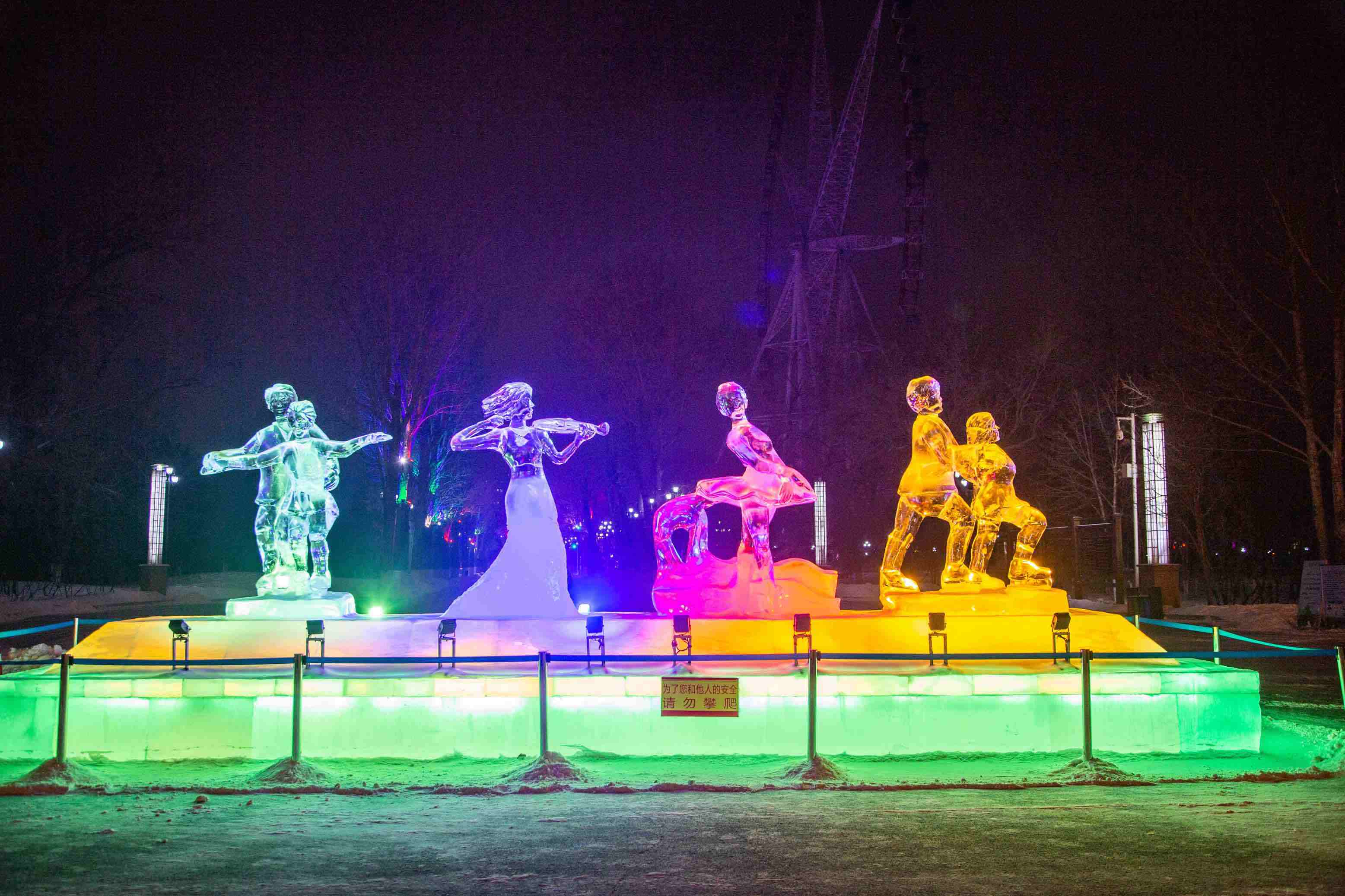 体育音乐冰雕展现哈尔滨力量与美