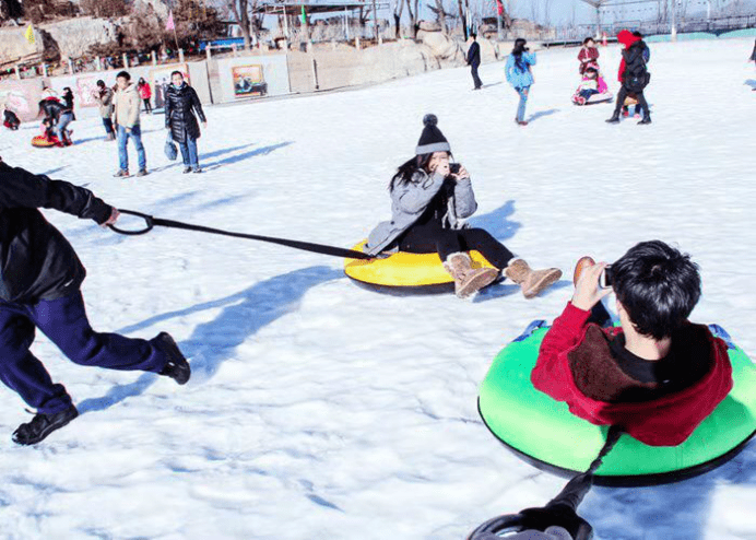 景梅山戏雪乐园，集戏雪、游乐于一体，冰雪嘉年华约起来吧！