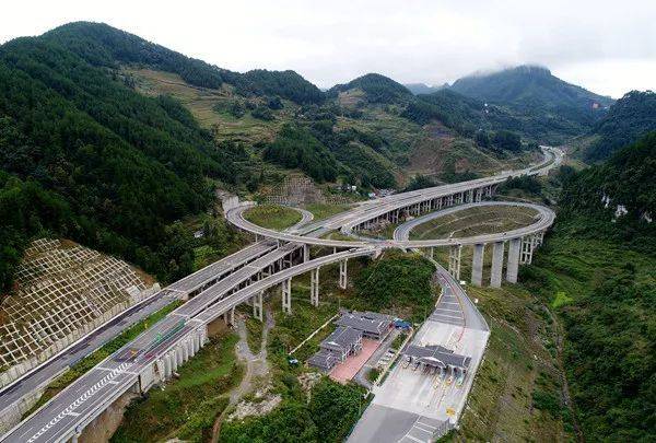 在贵州有这样一般高速公路——武隆(渝黔界)至道真高速公路,从2013年