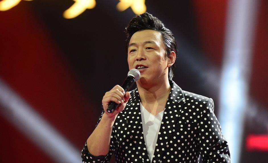 年少时期的黄渤非常热爱唱歌,上高中的时候就经常在歌舞厅演出,曾经