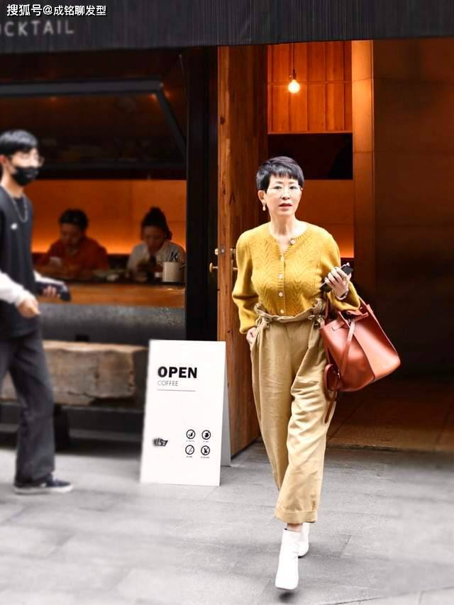 这位60岁奶奶真会穿 穿衣搭配优雅大气又养眼 简约时尚又显气质 色彩