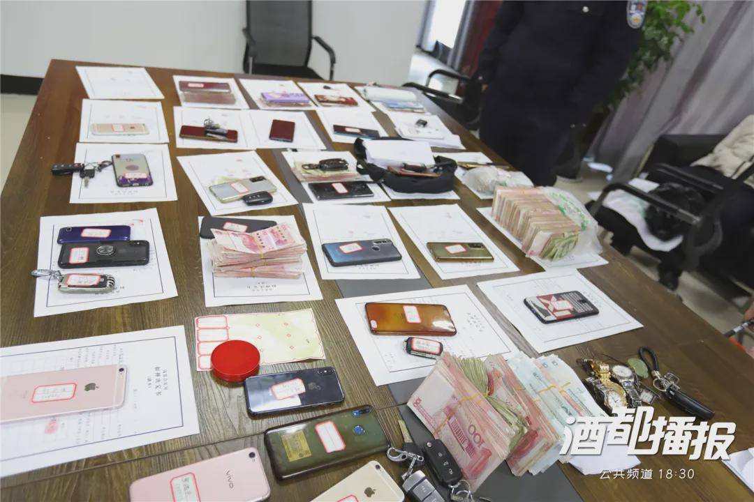 宜宾高县警方打掉一个流动赌场!抓获32人扣押30多万元,几十台车