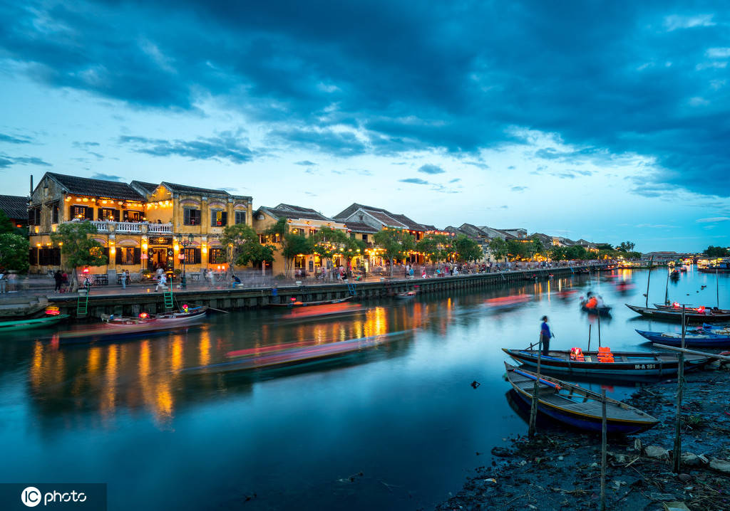 细长而紧密的矮房是会安的一大特色,而部分更改建