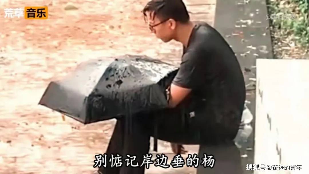 更有独自坐在马路边,身上已淋成落汤鸡,而手中拿着伞的中年男人……在