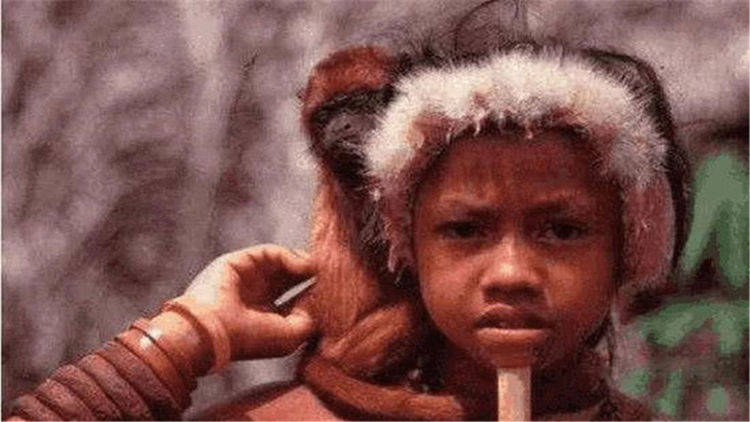 世上最“奇葩”的部落，当地人以裸为美，下巴上还插16厘米木棍