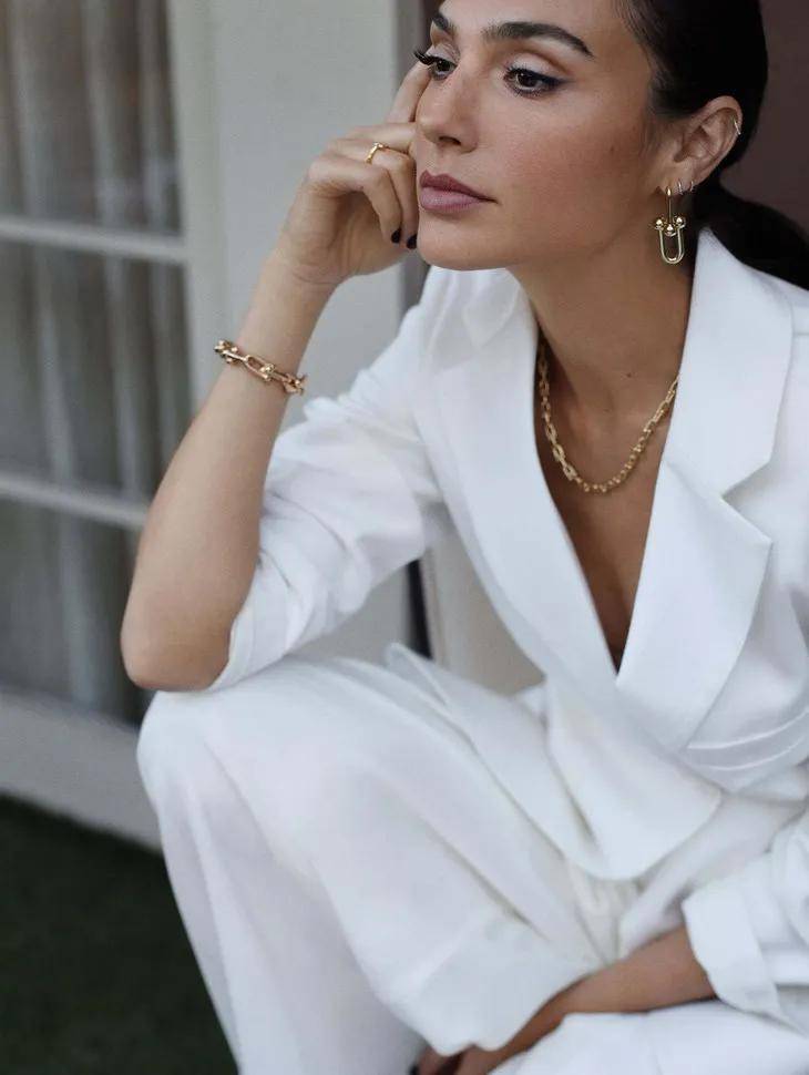 姚晨倪妮都穿上了大红裙,这该死的魅力_许可