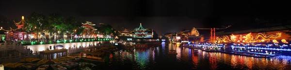 来南京探寻遗失的中国色吧！在绚丽的灯彩中提前感受传统年味氛围