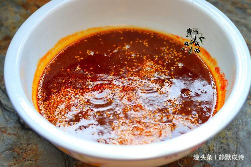 如何做出红油 f75d0e61ea964ee1b4095e6cce402918.jpeg