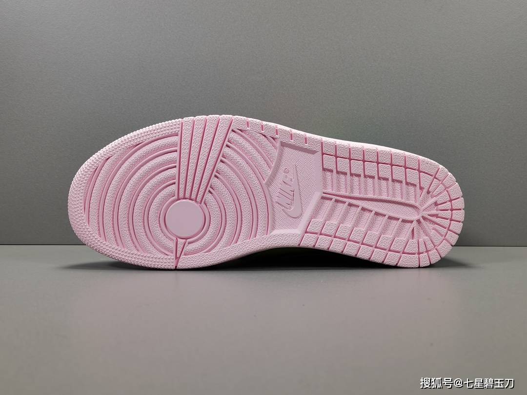 balvin联名aj1 笑脸拼接 渐变彩虹