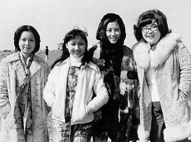 无线在70年代初就成立了一个四朵金花组合,成员就包括《欢乐今宵》的