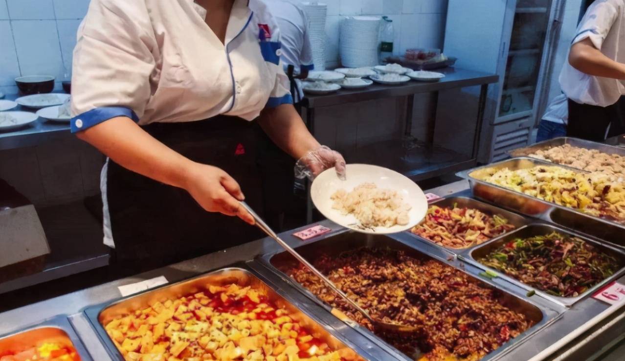 老总去食堂打饭_食堂阿姨打饭照片(2)