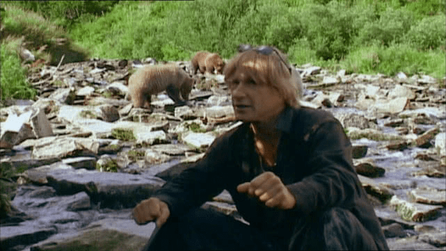 他自诩"护熊人",和灰熊亲密生活13年,死前6分钟录像被禁播