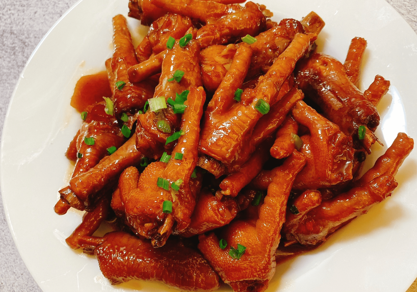 在家做个美味红烧鸡爪的做法,软糯入味,香气四溢,一次4斤不够吃_大火