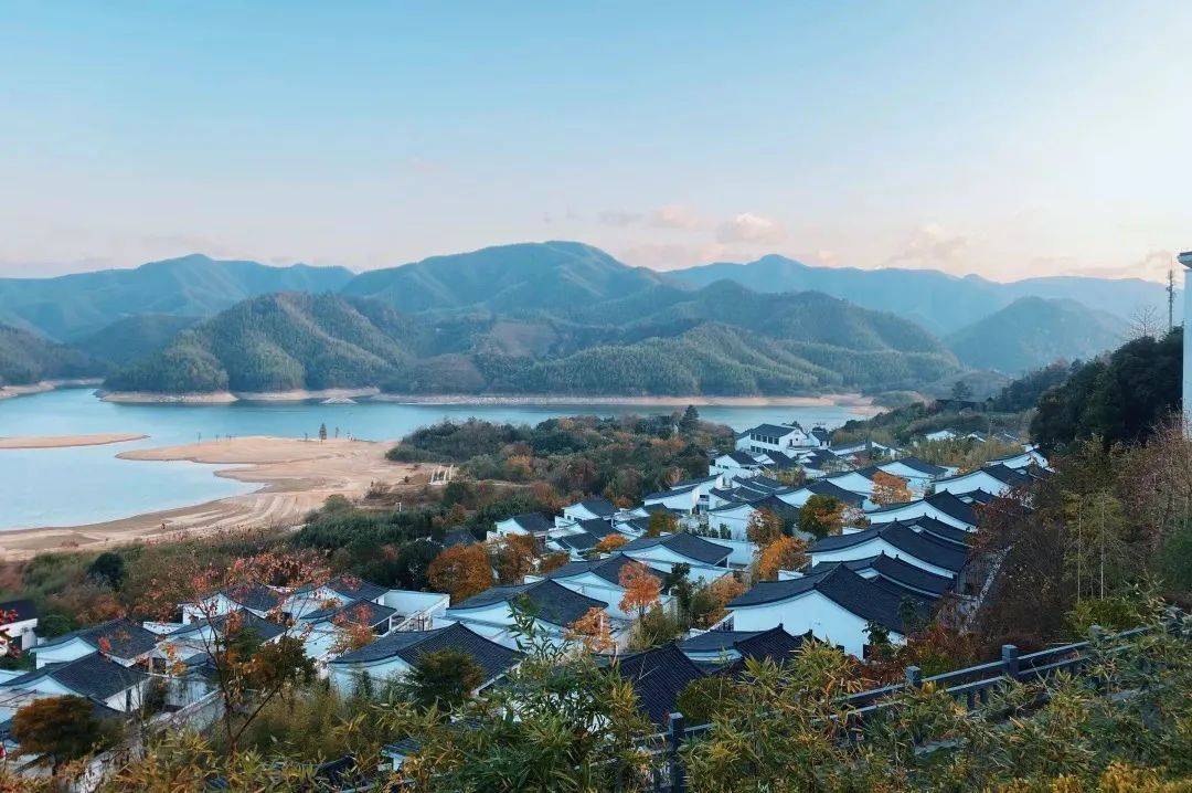 滑粉雪、开飞机……花样姿势解锁安吉新玩法