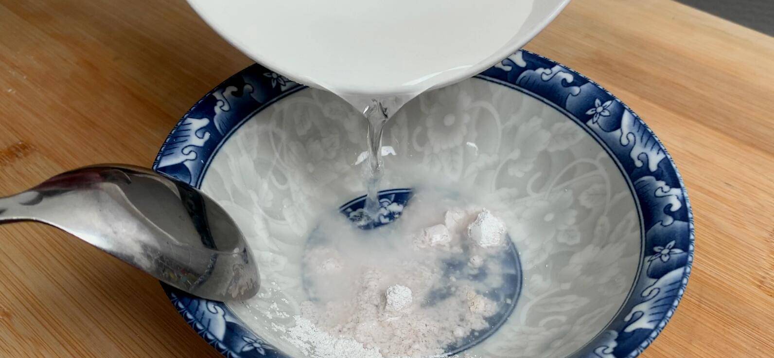 第四:碗中倒入准备好的石膏粉,加入20ml的清水,搅拌均匀备用