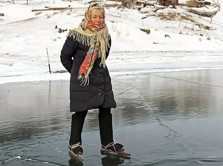 80岁奶奶独居湖畔10年，宁愿滑冰上班，也拒绝去城市生活：城市太孤独！