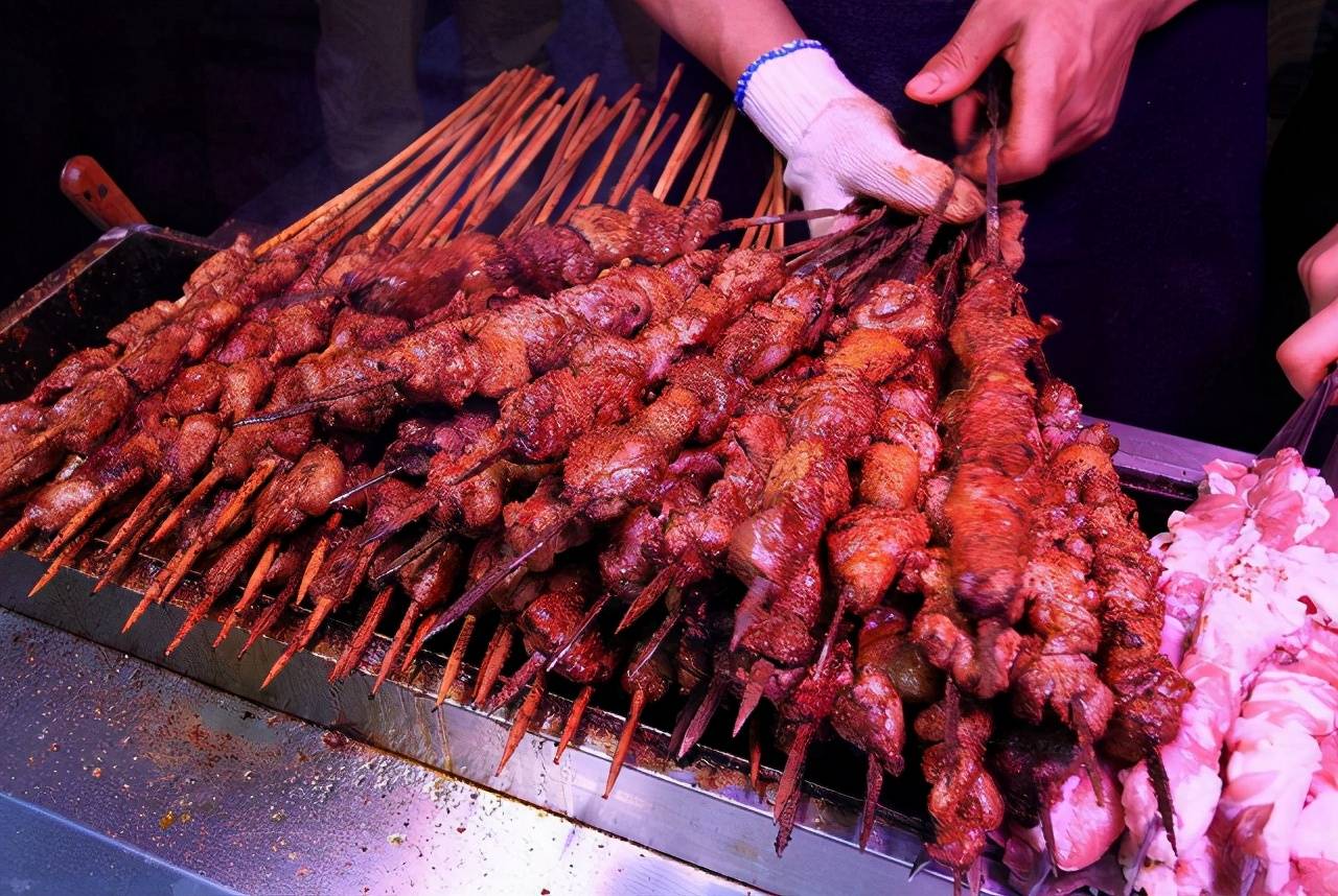 去新疆吃羊肉串,一来点了20串,老板再三确认,端上桌后我愣了
