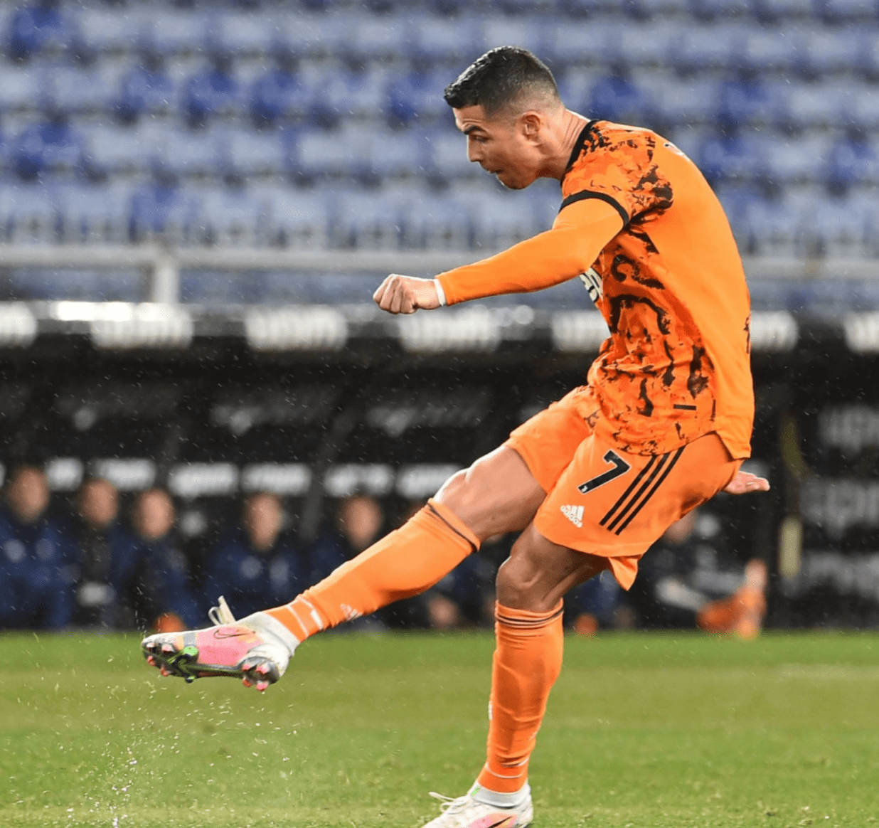 2 0 C罗0进球0助攻 改踢法策动2球导演胜利 6天后将满36岁 尤文