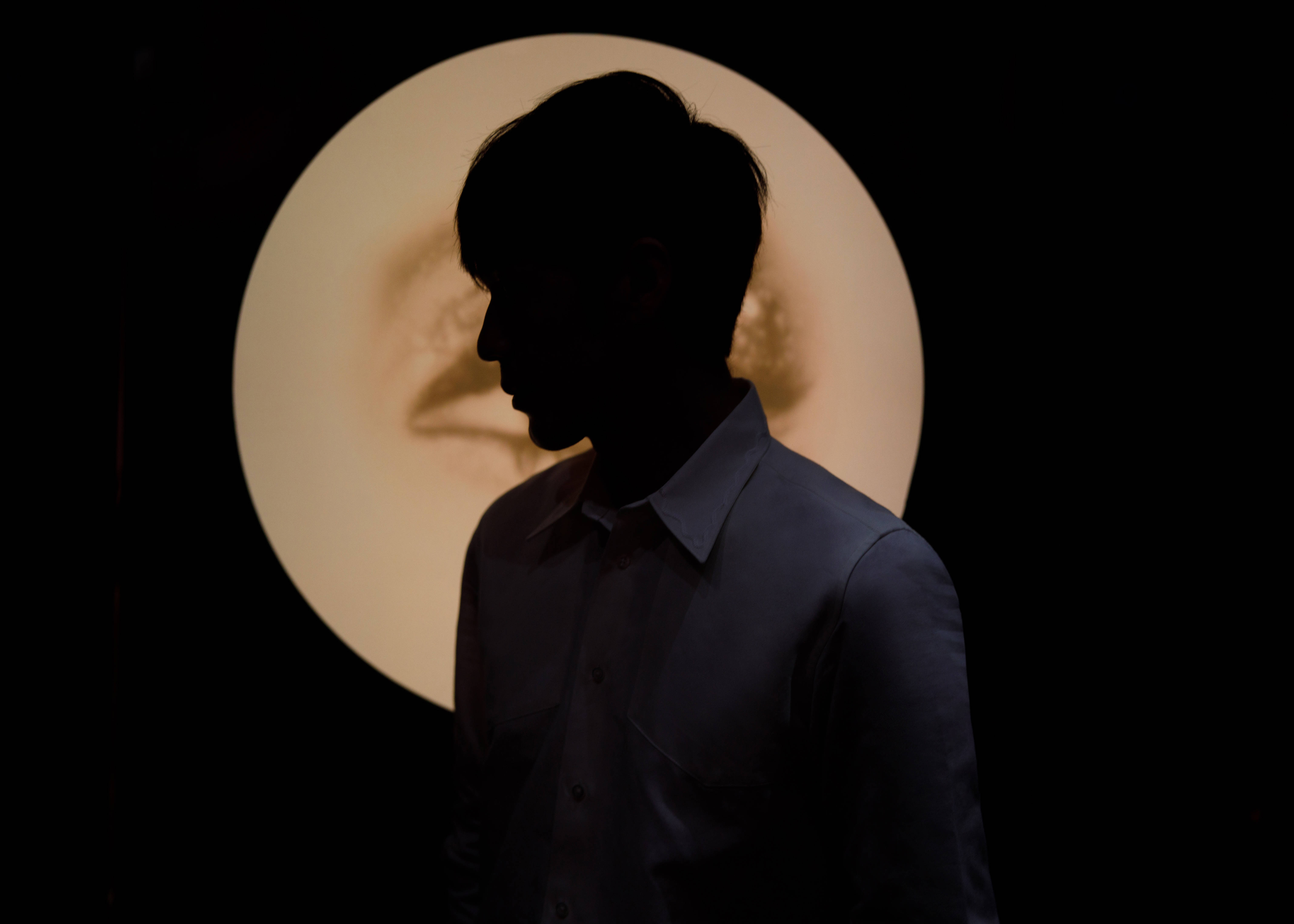 白宇变白衬衫男神清爽有型 光影间秀侧颜散发魅力