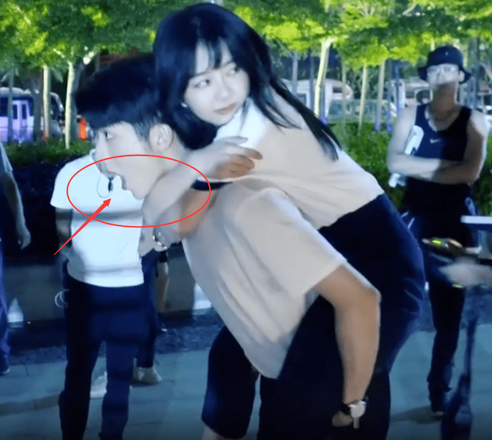 原创谭松韵害怕掉下去紧搂着张新成不放谁注意他说了啥这是真直男