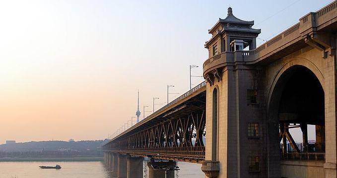 武汉最低调的一座彩虹大桥，白天平淡无奇，夜晚美到窒息