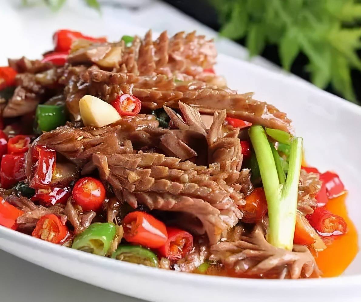 这里是把泡菜的酸香与米椒的鲜辣融合在了一起,成菜后,腰花脆嫩,酸辣