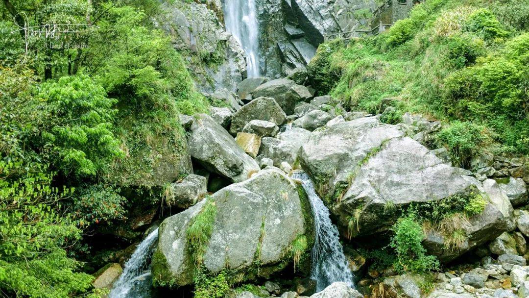 探访宜春明月山，一路上大大小小的瀑布景观，很容易让人流连忘返