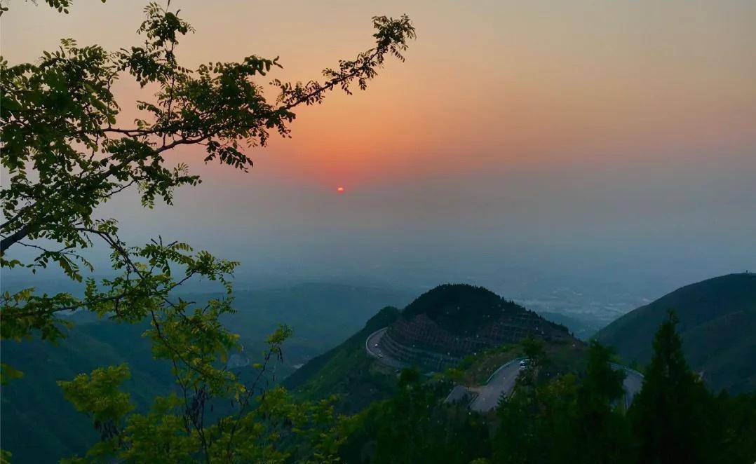 西安有一条环山路，被称为中国秋名山，山顶特设停车通道