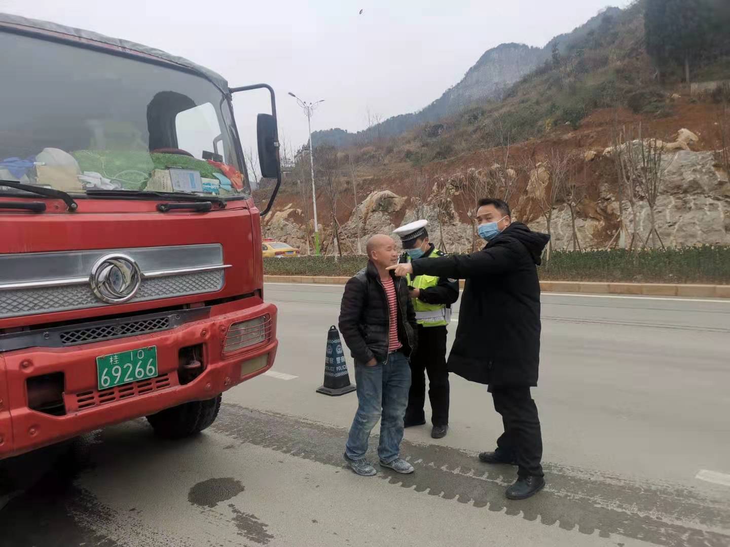 紫云县交警联合农机部门查获一起假套牌_手机搜狐网