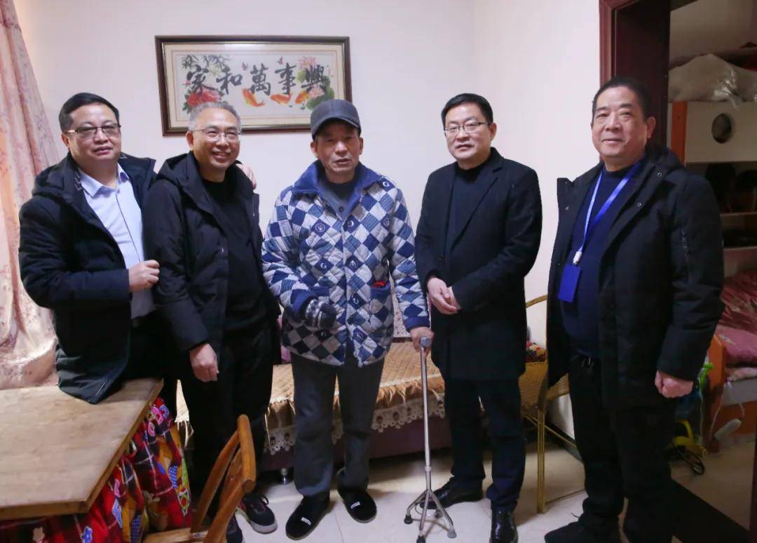 该院领导来到诊室和退休劳模的家中慰问劳模皮业军和张德茂,感谢他在