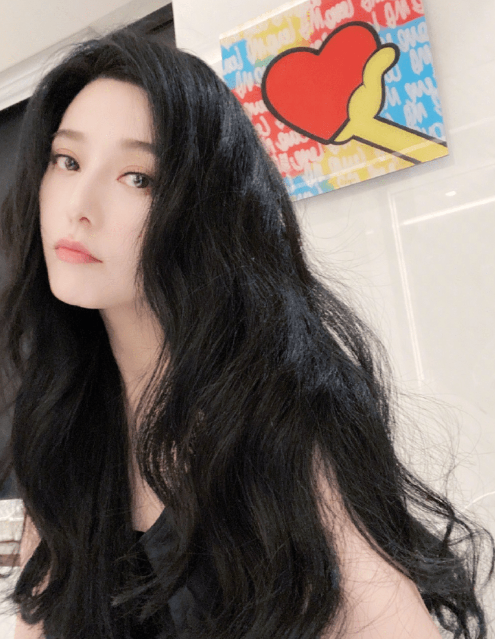 范冰冰深夜自拍臭美 黑发如瀑布发量惹人羡