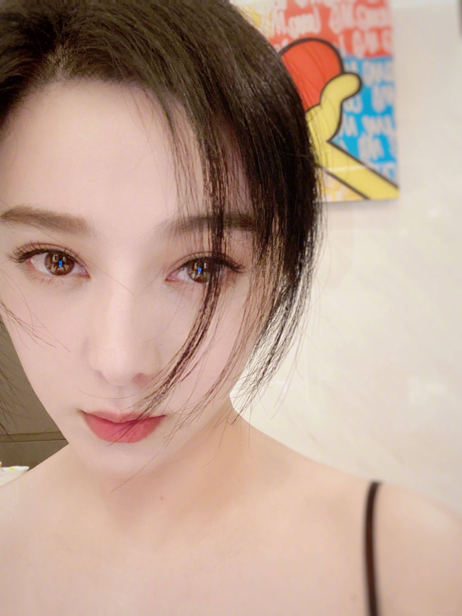 范冰冰整个人状态还是不错的,而且这水灵灵而又有神的大眼睛还挺美的