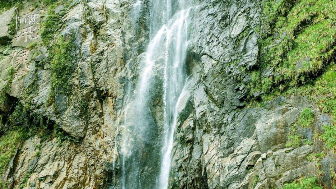 探访宜春明月山，一路上大大小小的瀑布景观，很容易让人流连忘返