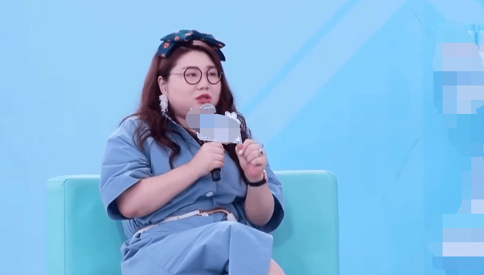 原创杨天真穿长大衣平底鞋走机场,又矮又胖,头发几天没洗好油腻!