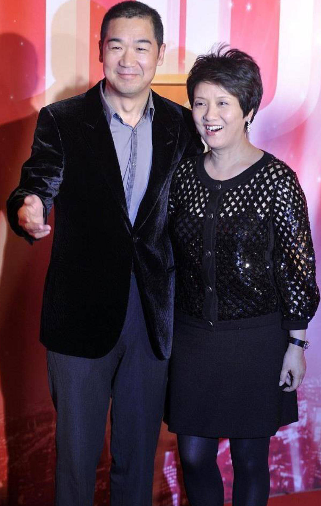 邓婕也难逃发福,穿镂空裙配短发双下巴明显,张国立搂腰宠妻真甜