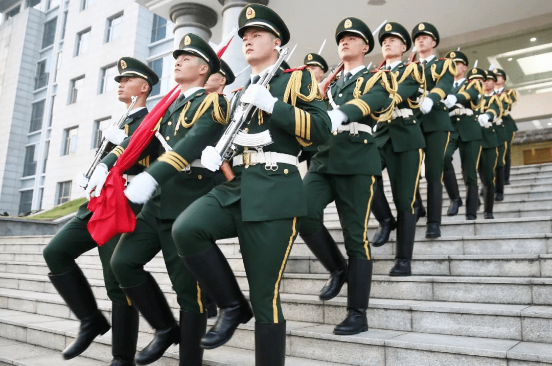 纠察兵的一天 除了帅气还有