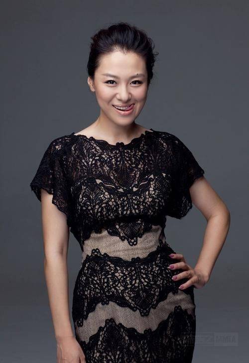 沈傲君发福身材走样穿长裙尽显富太气息气质大不如从前