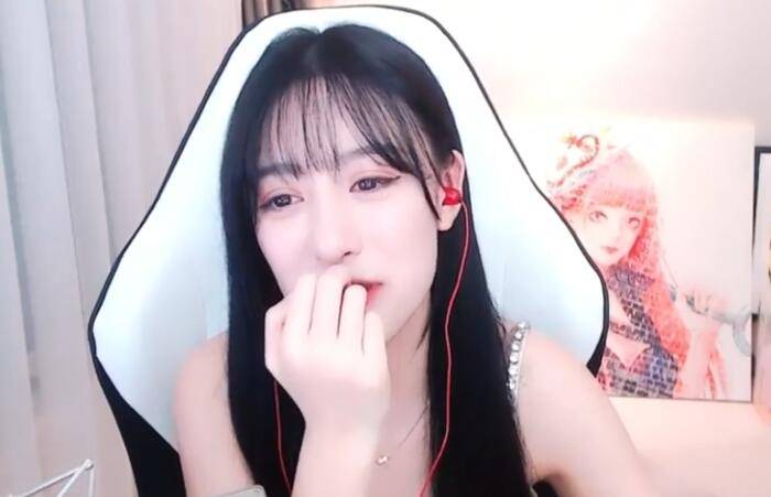 原创斗鱼英雄联盟女主播离婚后再次和前夫互动 竟要给对方介绍女朋友