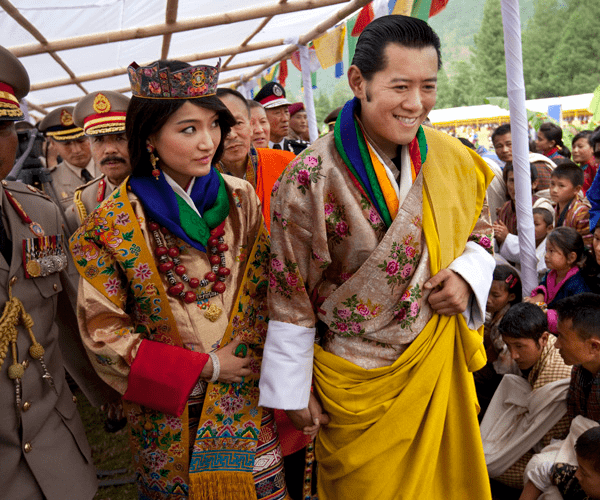 不丹90后王后朴素似路人！雪莲般的气质真高贵，明星脸国王老得快