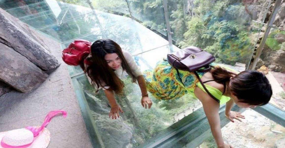 中国最尴尬的景点，美女穿裙子逛玻璃栈道而“出名”，游客：不错