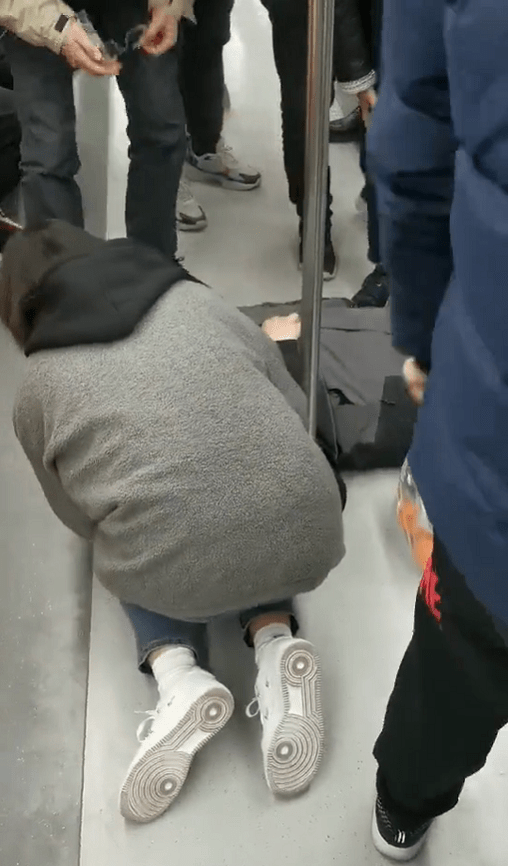 这位双膝跪地救人的姑娘,您在哪里?